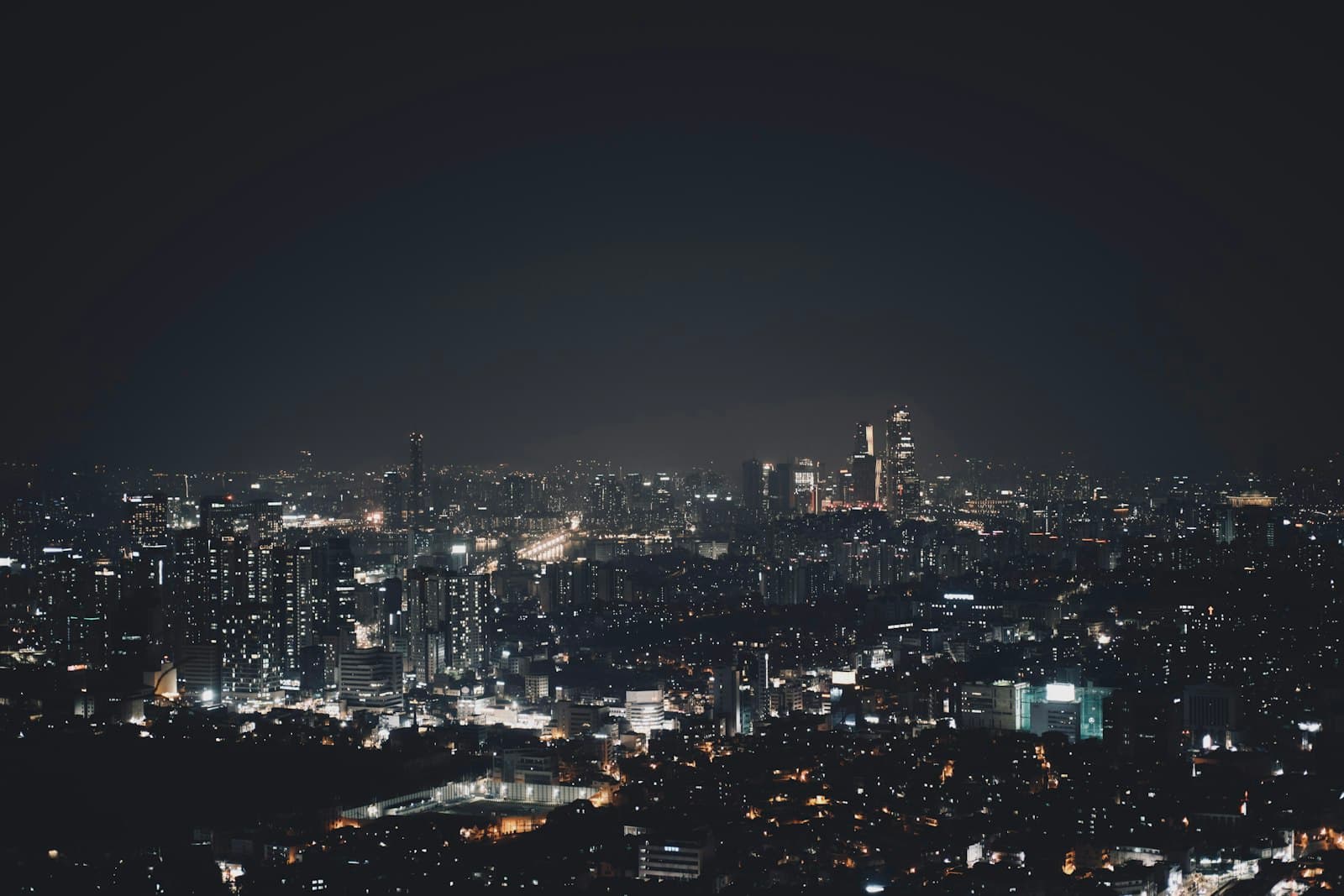 Vue nocturne d’une ville illuminée