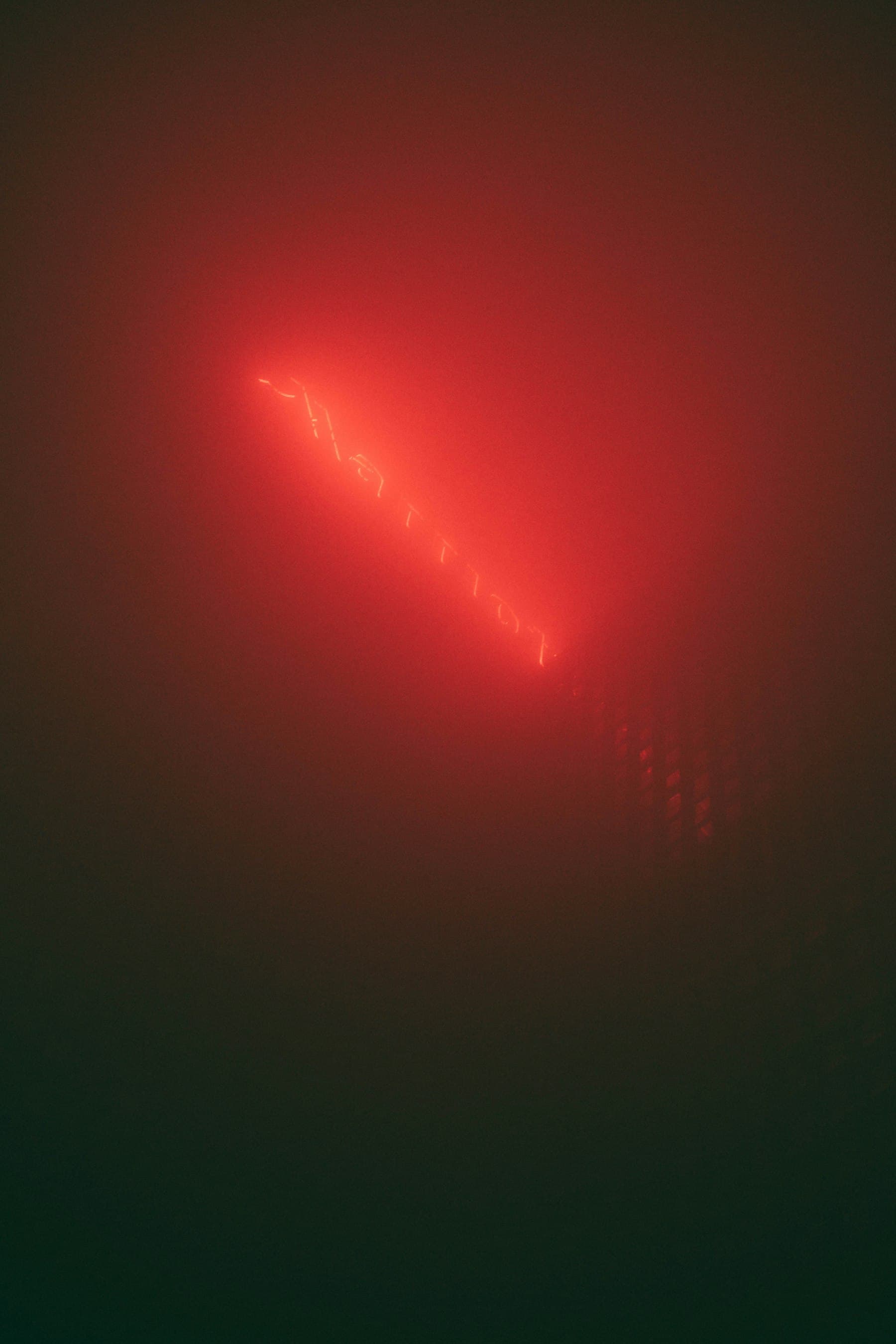 Faisceau de lumière rouge sur fond sombre