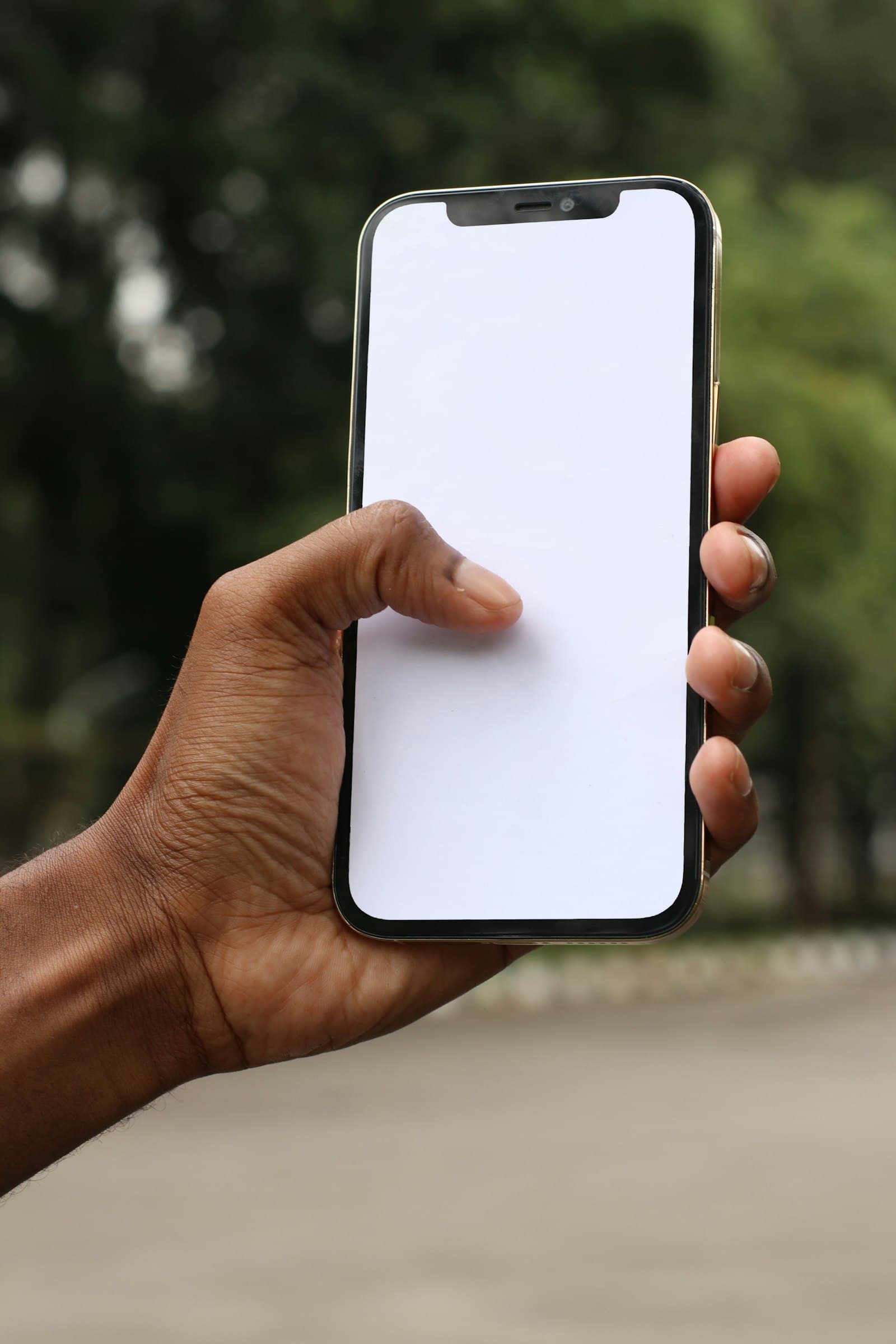 Main tenant un smartphone